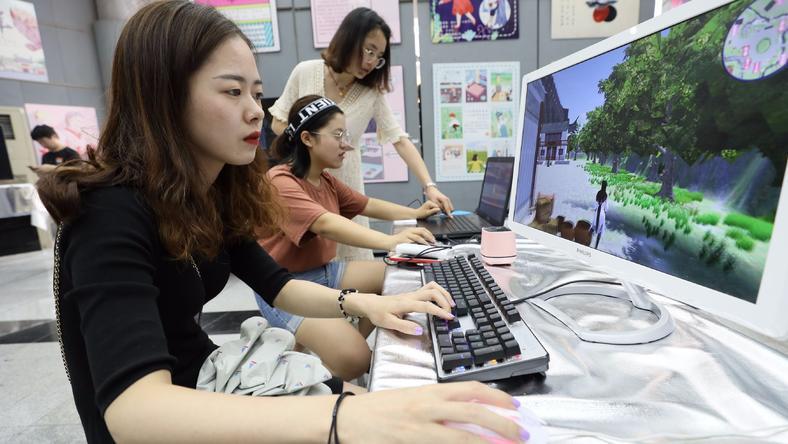 在中国传媒大学游戏系做毕业设计的学生们